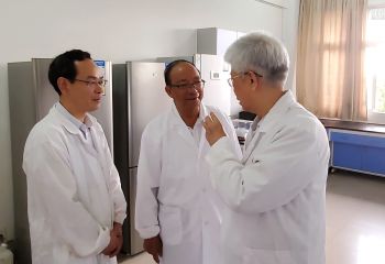 謝華安、謝聯(lián)輝院士在贛糧院士工作站指導工作